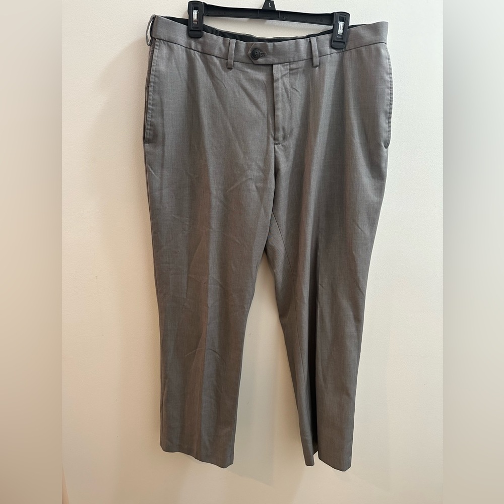 EUC Men’s 36x30 Haggar Gray Dress Pants